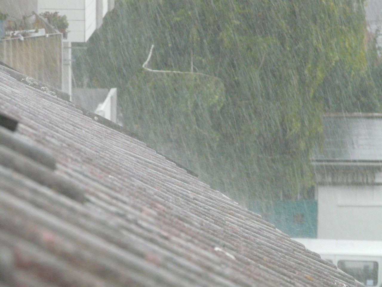 云南曲靖暴雨预警升级，应对暴雨挑战保障安全