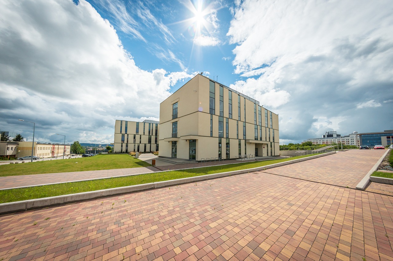 牛津大学研究揭示，前沿科技对教育体系的影响与启示